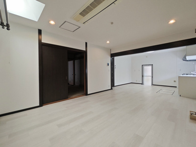 【居間・リビング】 | 桜川２丁目戸建貸家 | こちらのリビングで趣味の時間をお楽しみください