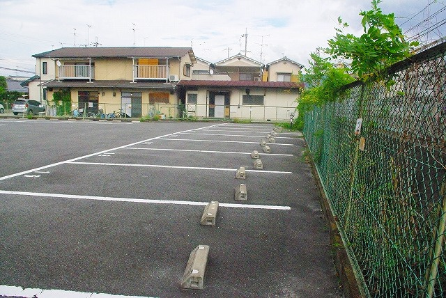 新生モータープールの外観