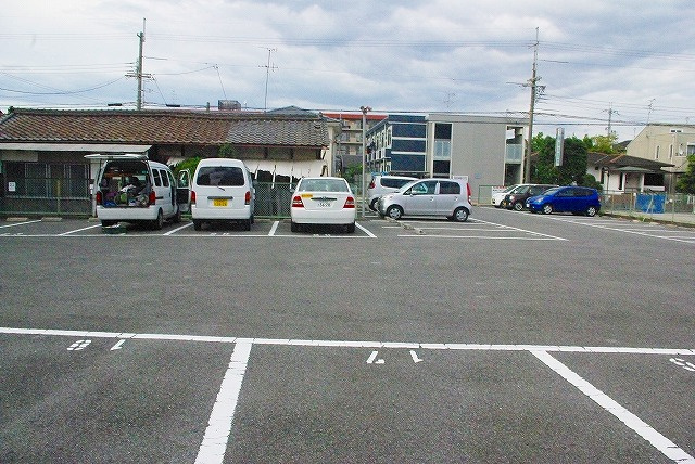 新生モータープールの外観