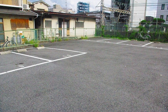 新生モータープールの外観