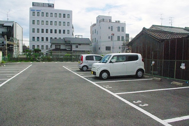 新生モータープールの外観