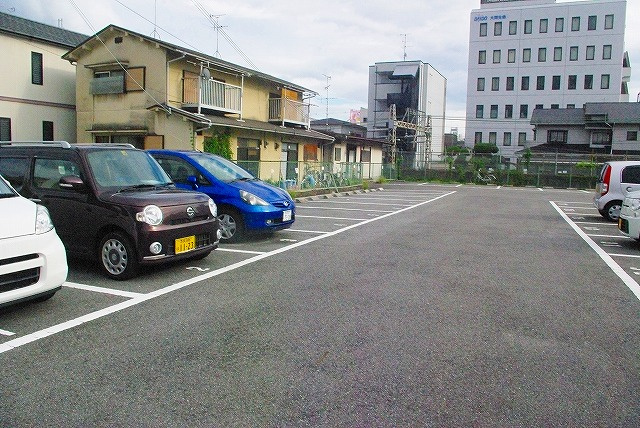 新生モータープールの外観