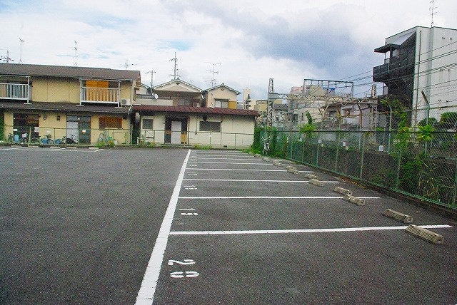 新生モータープールの外観