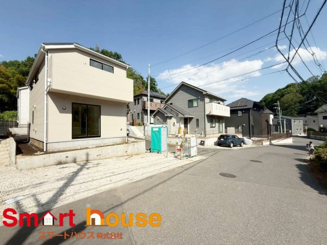町田市図師町第42　新築全4棟の前面道路含む現地写真|お住まいの前面道路が広いと駐車が楽になり、陽当たりも遮られないので明るく居心地の良いお家になります♪