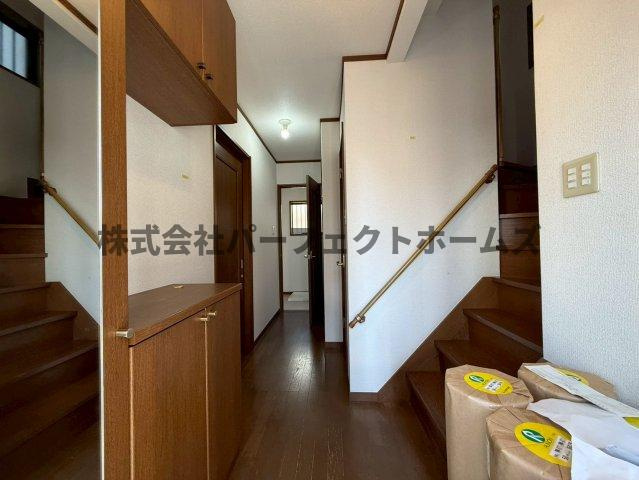 長尾元町4丁目戸建　賃貸の内装|明るい色調の室内です