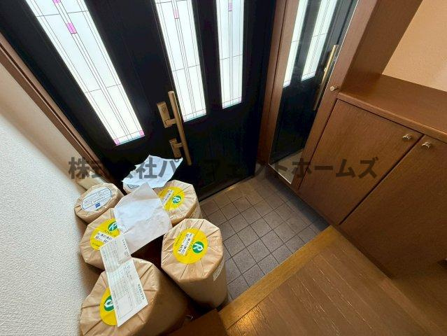 長尾元町4丁目戸建　賃貸の玄関|明るい玄関です