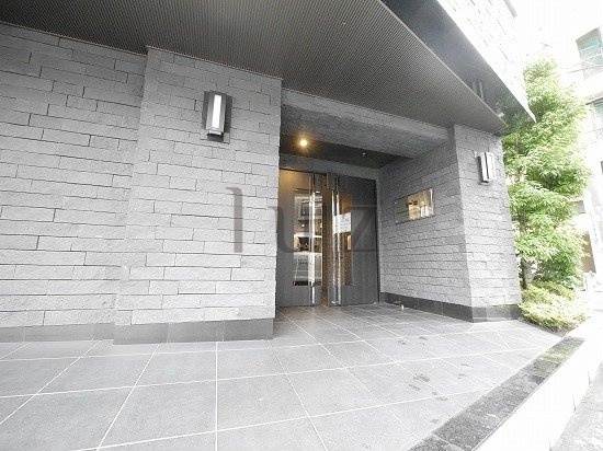レア横濱反町駅前のエントランス