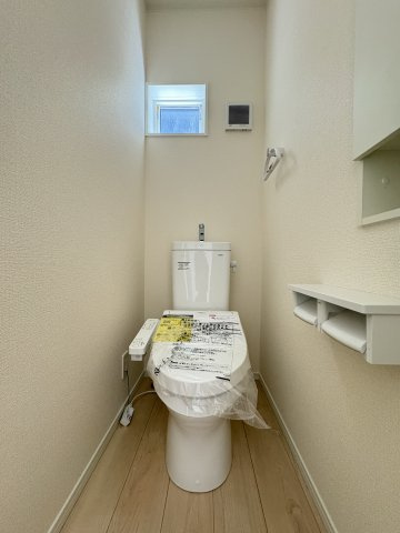 CRADLE GARDEN門司区上二十町第2のトイレ|温水洗浄便座付きのトイレです。汚れてもサッとひと拭きでお手入れ簡単。節水仕様でしっかり洗浄できます。環境にやさしく、しかも経済的です。