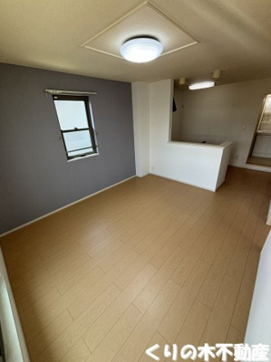 【居間・リビング】 | ルーチェ・ハーモニーⅡ | 反転タイプのお部屋です（現況を優先します）※アクセントクロスはお部屋毎に違います