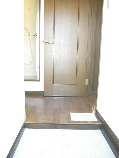 ラヴィー蒔田の玄関