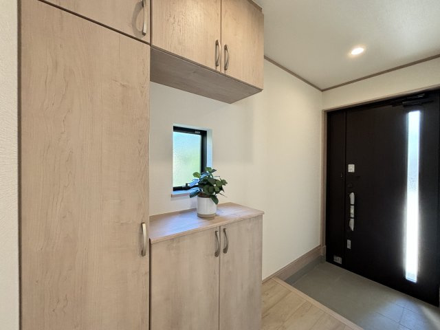 ハートフルタウン緑区兵庫2丁目513｜名古屋市の戸建ならホームアップの玄関|【売主施工例】大容量のシューズボックスで、散らかりがちな玄関もスッキリ。