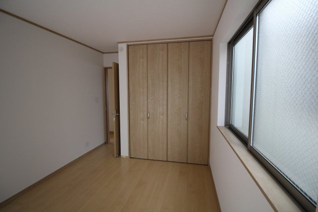 ハートフルタウン緑区兵庫2丁目513｜名古屋市の戸建ならホームアップの洋室|【売主施工例】全室にクローゼットを完備。お洋服や荷物を隠して収納できるので、お部屋をいつも広々スッキリと保てます。