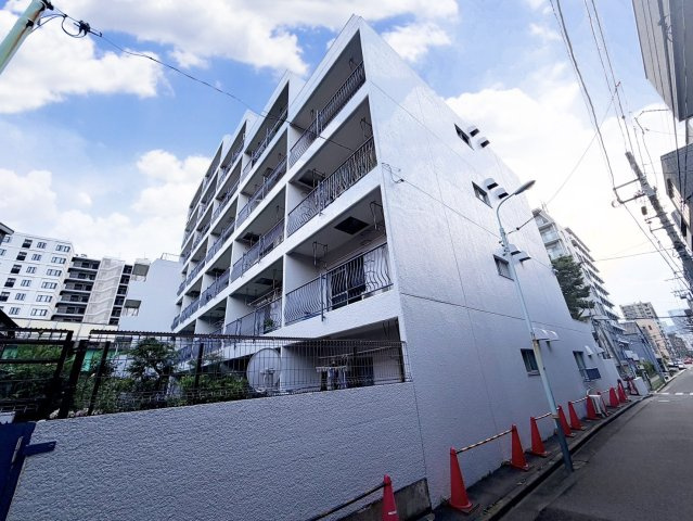 シェトワ佃の外観|外壁修繕済みで清潔感のある外観。周辺は落ち着いた街並みで、毎日の暮らしを快適にサポートします。