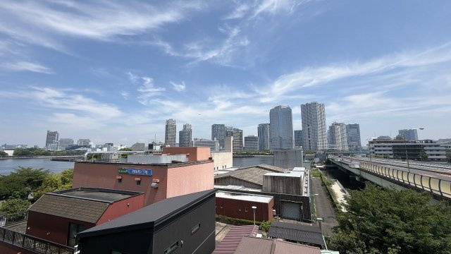 シェトワ佃の展望|都心とは思えない開放感。運河と高層ビル群を望むダイナミックな眺望が、日々の暮らしを彩ります。朝・昼・夕で異なる表情を楽しめる景色は、写真では伝えきれない魅力。ぜひ現地で、この開放感をご体感ください。