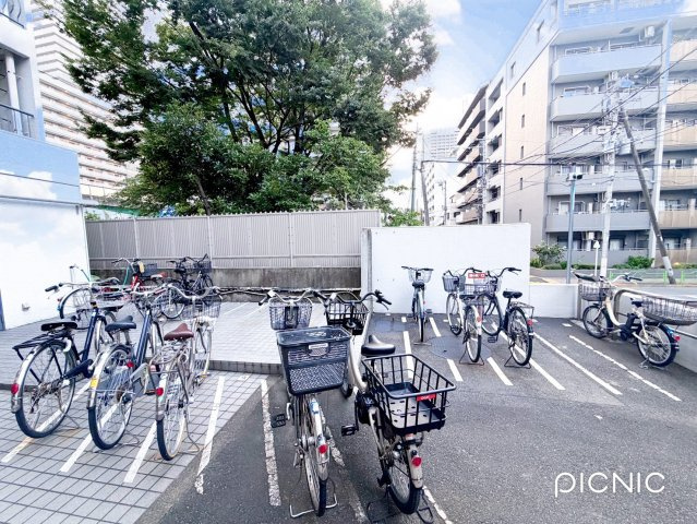 シェトワ佃の駐輪場|毎日利用する駐輪場だからこそ、使いやすさと管理の良さは大切なポイント。広さにもゆとりがあり、自転車の出し入れもスムーズです。