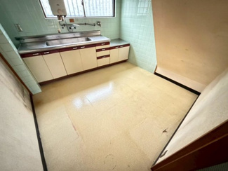 【キッチン】 | 西湊町６丁　中古戸建 | 東・西向きの両面道路！日当たり・通風良好！たっぷりの陽光に包まれる明るい住まいに気持ちも明るくなりますね！
