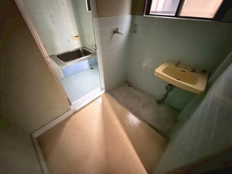【洗面所】 | 西湊町６丁　中古戸建 | ゆとりのある洗面室ですよ！朝の身支度もスムーズにできますね♪