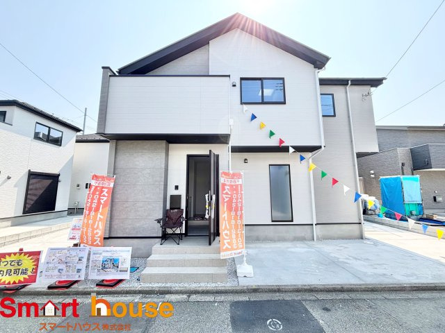 相模原市南区西大沼　新築4棟の外観|外壁が周囲の街並みと青空に生えるお洒落な仕上がり！周囲には高い建物のないエリア。青い空が大きく感じますね。
