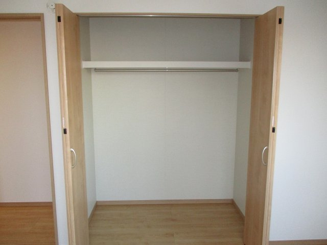ハートフルタウン緑区兵庫2丁目513｜名古屋市の戸建ならホームアップの収納|【売主施工例】洗濯物をたたむ手間が省ける「掛ける収納」で家事時短に貢献。シワになりやすいシャツやジャケットもきれいに保管できます