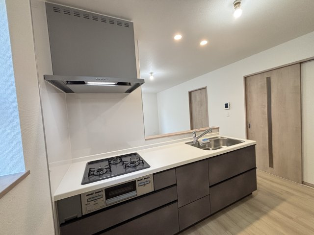ハートフルタウン緑区兵庫2丁目513｜名古屋市の戸建ならホームアップのキッチン|リビングで遊ぶお子様の様子を見守りながら、安心してお料理。家族との会話も弾む、幸せなキッチン時間です。
