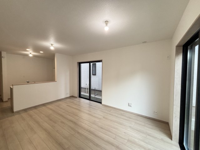 ハートフルタウン緑区兵庫2丁目513｜名古屋市の戸建ならホームアップの居間・リビング|たっぷりの陽光が降り注ぎ、自然と家族が集まる明るい空間。笑顔あふれる団らんの時間がここから始まります。
