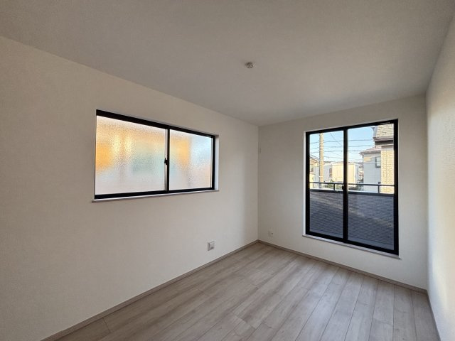 ハートフルタウン緑区兵庫2丁目513｜名古屋市の戸建ならホームアップの洋室|窓から心地よい光と風を取り込む二面採光。プライベートな時間をゆったりと過ごせる、安らぎの居室空間です。