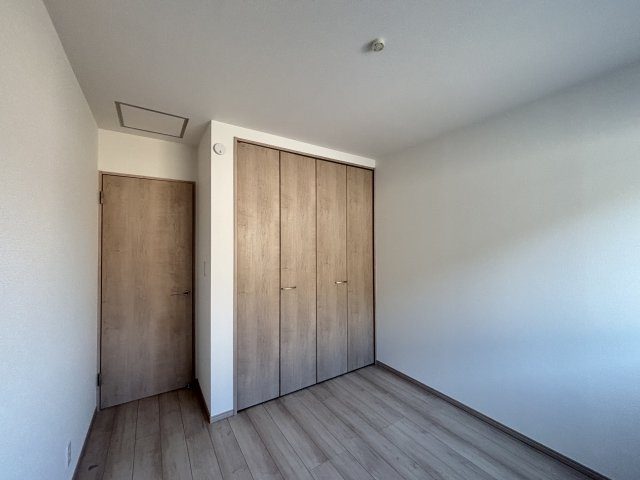 ハートフルタウン緑区兵庫2丁目513｜名古屋市の戸建ならホームアップの洋室|全室にクローゼットを完備。お洋服や荷物を隠して収納できるので、お部屋をいつも広々スッキリと保てます。