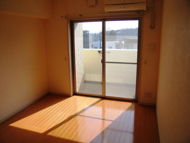 横浜市旭区鶴ケ峰本町１丁目の賃貸マンションの居間・リビング