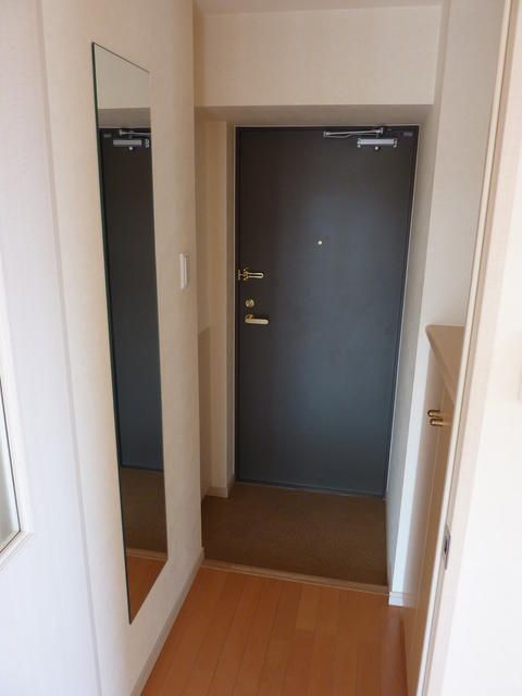 横浜市旭区鶴ケ峰本町１丁目の賃貸マンションの玄関