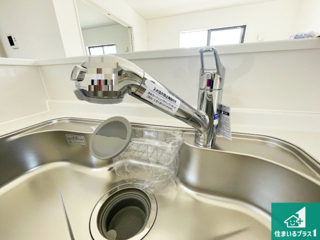 神崎郡福崎町福崎新　第3期　新築一戸建ての設備|浄水器を内蔵！炊飯時、お茶を作る時に安心してお水を使えます！お湯と冷水、浄水と原水、シャワーの切替えもワンタッチです！
