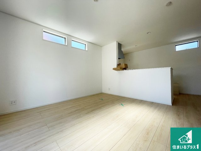 神崎郡福崎町福崎新　第3期　新築一戸建ての居間・リビング|シンプルなリビングは、観葉植物等のインテリアを楽しめますね！パパ好みにも、ママ好みにも家具次第で雰囲気を変えることができます！