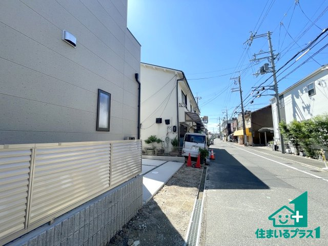 ■枚方市南船橋　第1期　新築一戸建ての前面道路含む現地写真|周辺は閑静な住宅街！前面道路広々で車の出し入れも便利です。駐車が苦手な方でも安心して車庫入れできます！