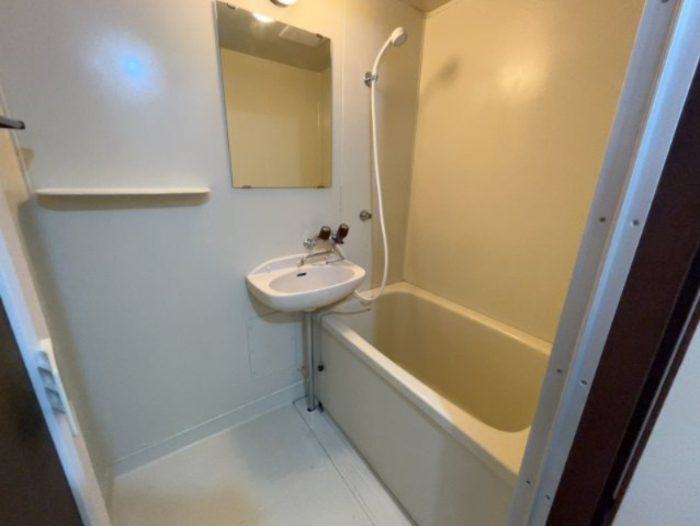 カーサ Mの浴室|別部屋同一間取りのお写真となります。