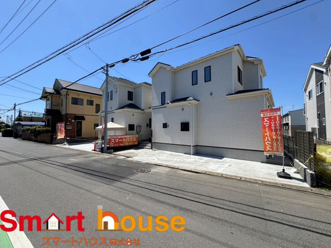 綾瀬市深谷中　新築2棟の前面道路含む現地写真|周囲の街並みと青空に生えるお洒落な仕上がり！周囲には高い建物のないエリア。青い空が大きく感じますね♪
