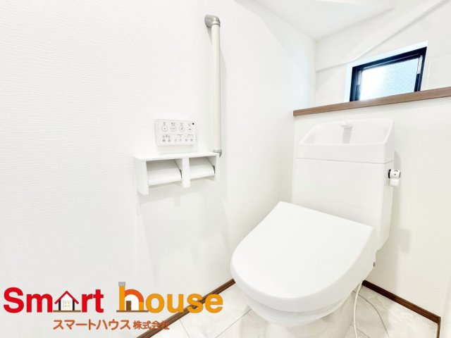 藤沢市大庭　新築3棟のトイレ|節水型でエコなトイレには今では当たり前のウォシュレット付き。換気機能も着いているので常に快適ですね♪