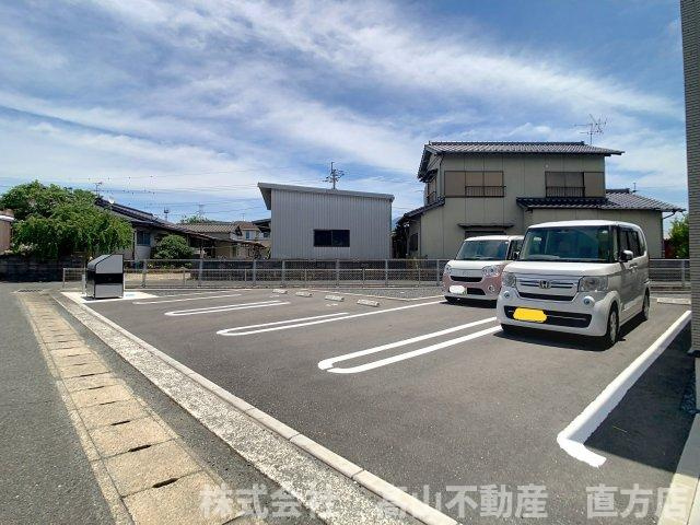 ヴィアーレ直方Ⅲの駐車場