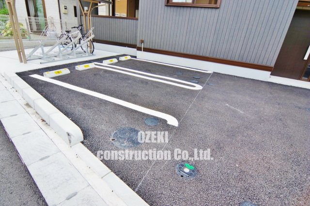 アドラーブルB棟の駐車場