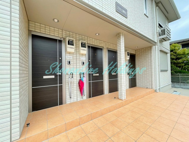 藤沢市本鵠沼３丁目のアパートのエントランス