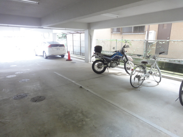 ハイツ村上の駐車場