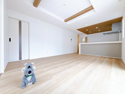 【居間・リビング】 | 高崎市石原　GRAFARE | ≪LDK≫
陽当りも良いリビング。
光が差し込む明るい空間はいつもの時間をより特別に…穏やかなひと時を一層充実した時間へ変えてくれます。