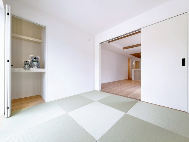 【和室】 | 高崎市石原　GRAFARE | リビングに隣接する和室は柔らかな畳で音も響きにくく衝撃を吸収。キッチンから見守れるキッズスペースとしても使用可能です。