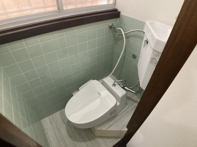 東垂水町貸家のトイレ|温水洗浄便座付きトイレ