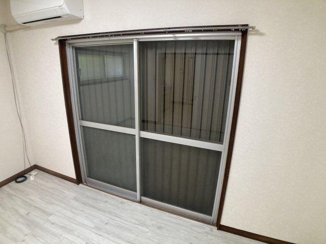 東垂水町貸家のその他|雨戸付きで留守時の防犯面強化