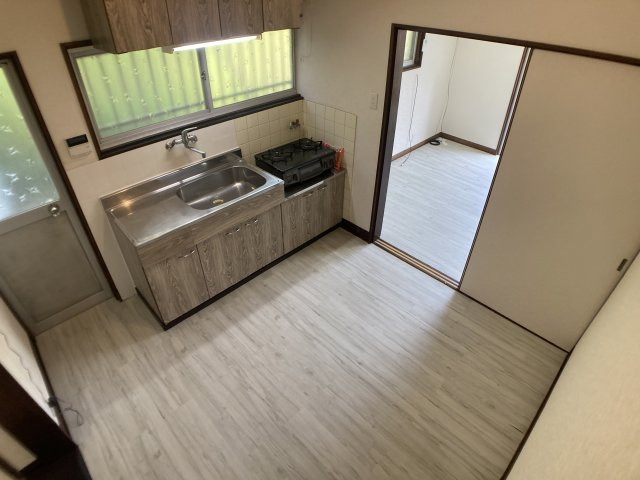 東垂水町貸家の居間・リビング|ダイニングスペース、窓が有り風通し良好