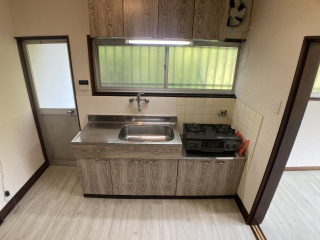 東垂水町貸家のキッチン|2口コンロ付きのガスキッチン