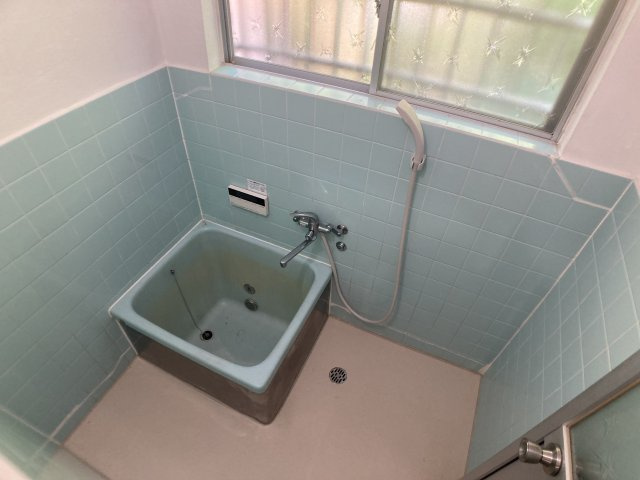 東垂水町貸家の浴室|追炊き付きのバスルーム、窓も有ります