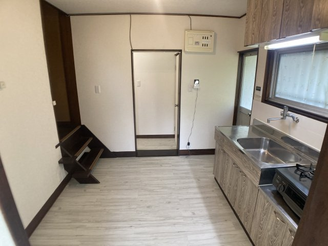 東垂水町貸家の居間・リビング|ダイニングスペースに冷蔵庫や食器棚も置けます