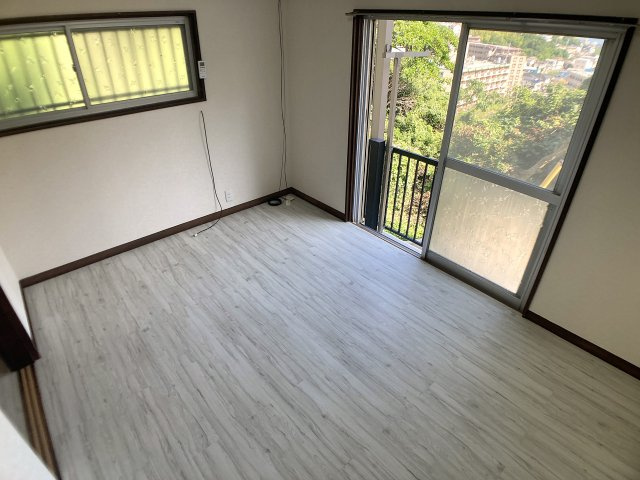 東垂水町貸家の内装|2面採光の明るい洋室