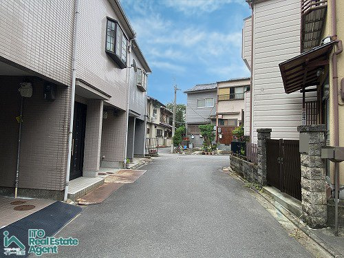 大宮西野山町 中古戸建の前面道路含む現地写真