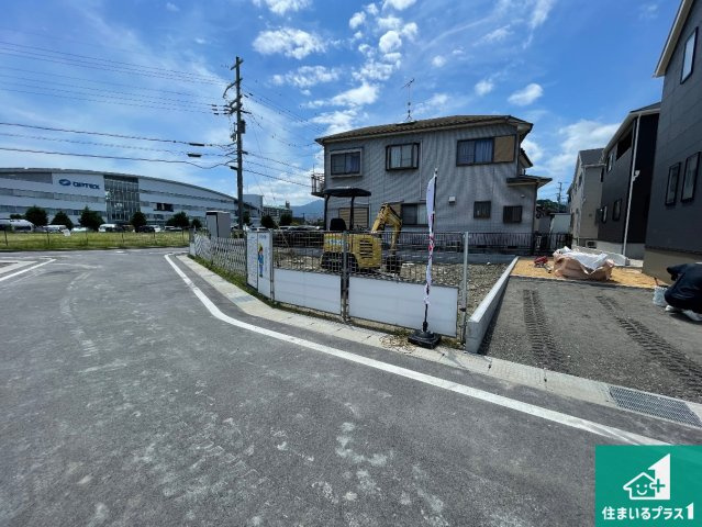 ★大津市雄琴　第5期　新築一戸建ての前面道路含む現地写真|周辺は落ち着いた街並みの住宅地！子育てがしやすい住環境です！まだ未完成ですが、現地でしかわからない事もございます。是非一度ご覧ください。